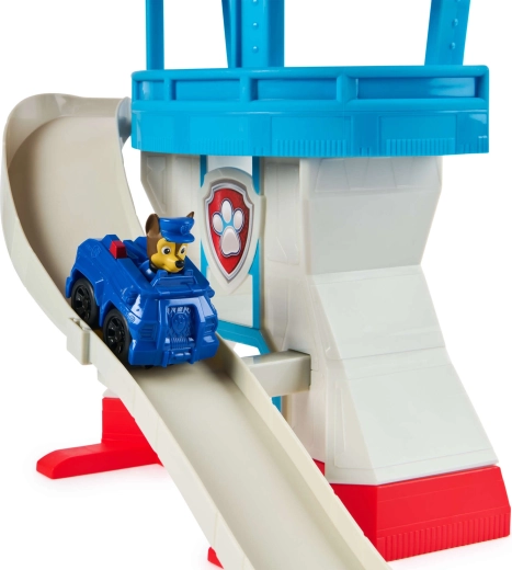 Stabiler mehrstöckiger Turm mit ikonischem Abzeichen