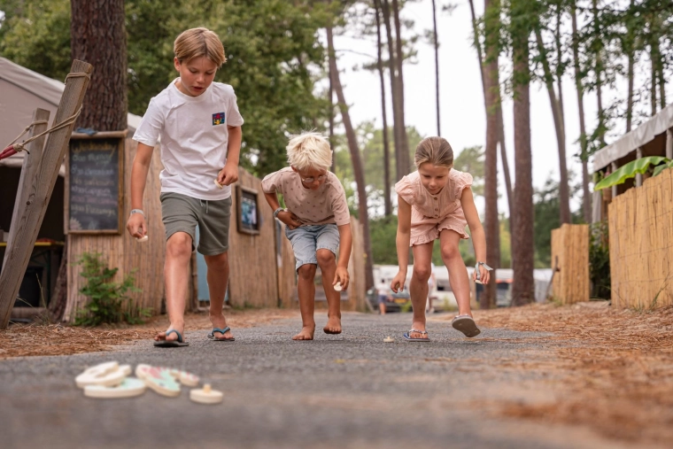 Spiel für drinnen und draußen