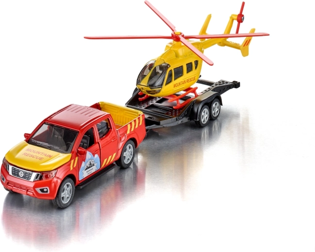 Transport des Hubschraubers auf dem Anhänger