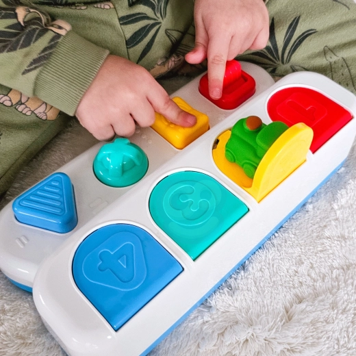 Mehrere Bedienelemente für kleine Hände