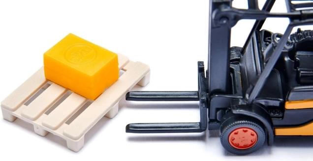 Gabelstapler zum Verladen von Paketen