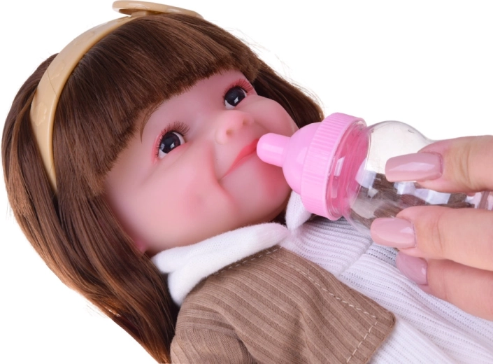 Realistische Pflege mit Fläschchen und Windel