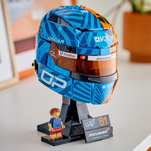 Präsentationsständer, Namensschild und Fahrer-Minifigur