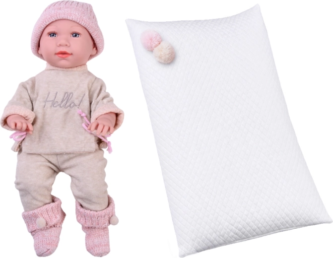 Süßes Outfit und Kissen zum Einschlafen