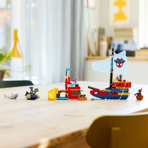 Actionreiches Piratenschiff mit Schussfunktion und Spinnennetz