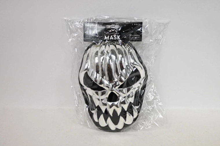 Totenkopfmaske mit silber-schwarzem Metallic-Effekt und Kapuze