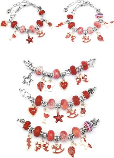 Armbänder mit Anhängern in romantischen Rot- und Rosatönen