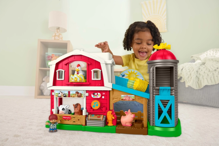 Zweistöckige Scheune mit Silo und Rampe