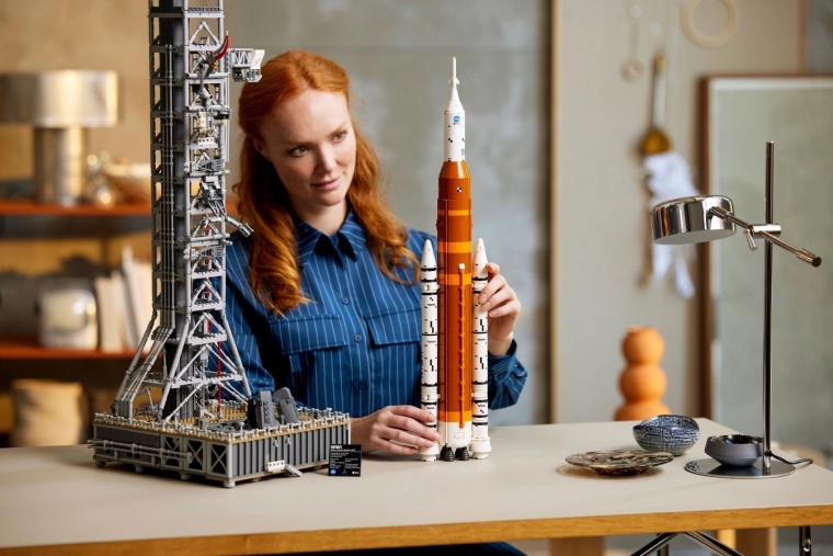 Mehrstufige Rakete mit abnehmbaren Boostern