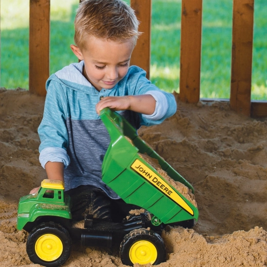 Großer John Deere Kipplaster für kleine Bauprofis