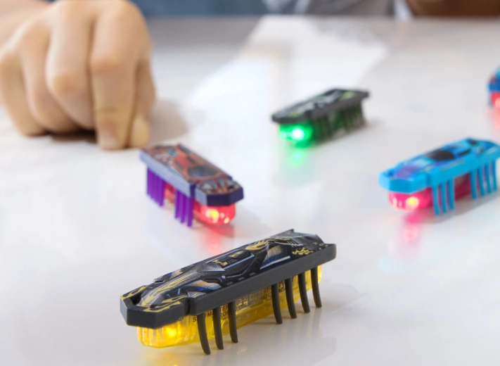 Zwei Robotertypen in einer Packung