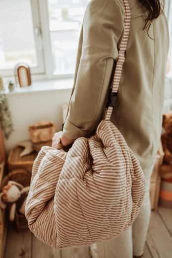 Bequemes Tragen und Befestigen am Kinderwagen
