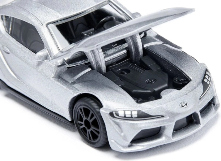 Zu öffnende Motorhaube mit Motor