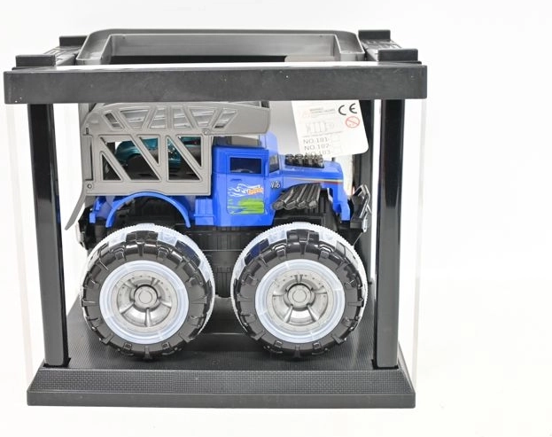 Monstertruck im Käfig mit kleinem Auto
