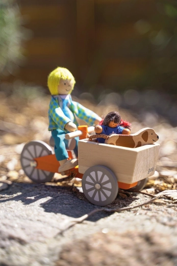 Holz-Lastenrad mit 2 biegsamen Puppen und Hündchen