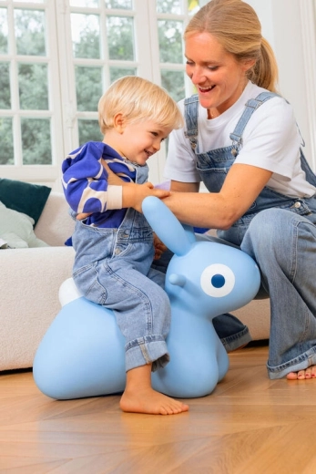 Quut hüpfender Freund Häschen blau