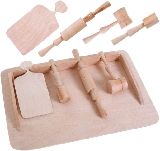 Hölzerne Teigunterlage mit Küchenutensilien für Kinder