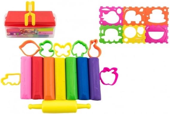 Set aus bunten Knetmassen mit Ausstechformen und Walze in einer Plastikbox