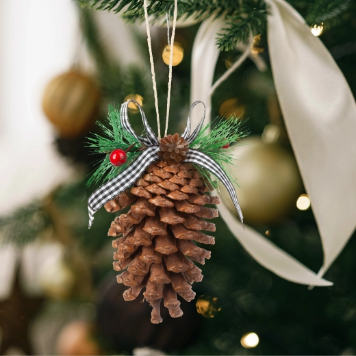 Set weihnachtlicher Tannenzapfen mit roten Beeren, 2 Stück