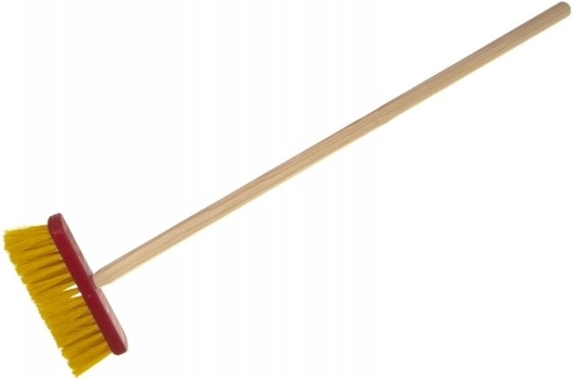 Teddies roter Kinderbesen mit Holzstiel