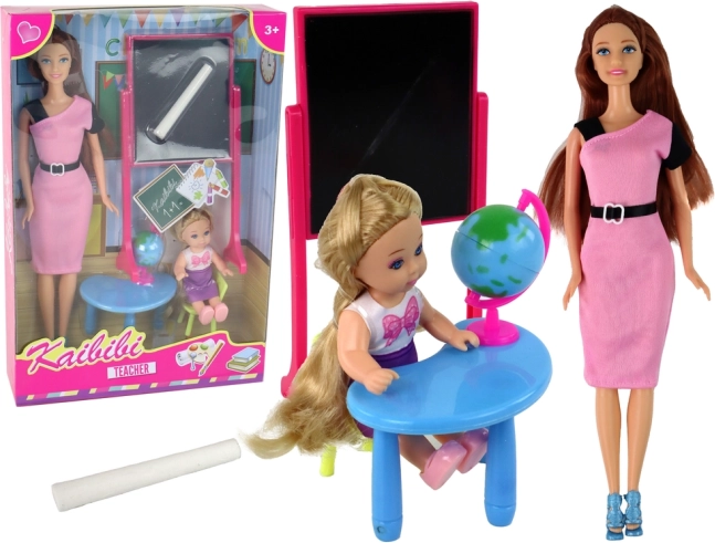 Lehrerin mit Schüler, Schulset mit Tafel und Globus