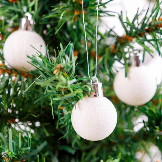 Set aus 17 weißen glitzernden Weihnachtskugeln