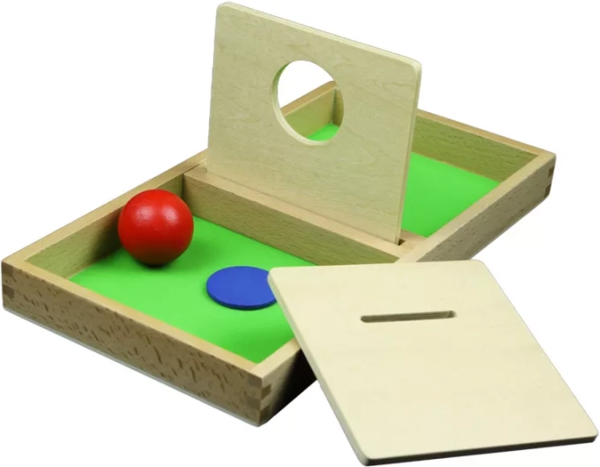 Holzbrett mit Loch zum Durchstecken von Ball und Scheibe