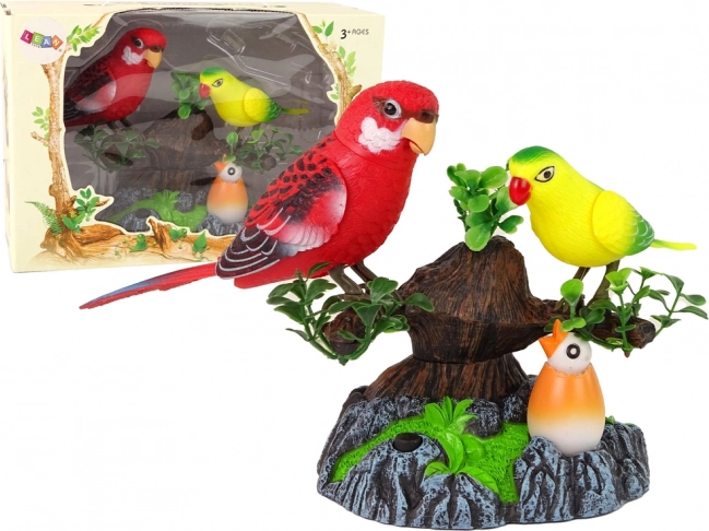 Singende bewegliche Papageien auf einem bunten Baum