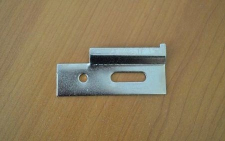 Aufhänger für Justierstange zur Montage einer Küchenzeile