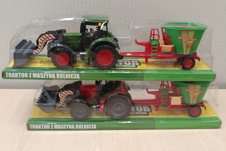 Traktor mit landwirtschaftlicher Maschine