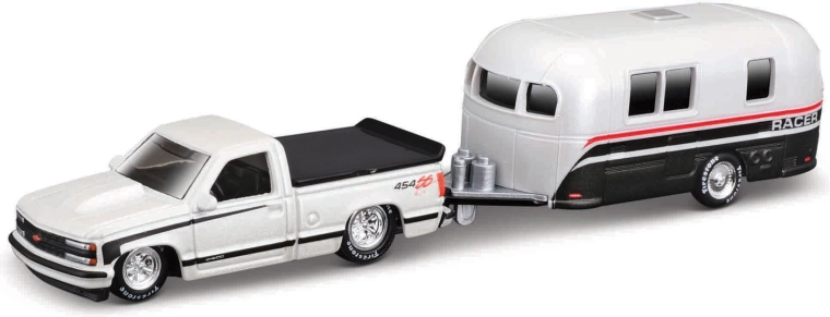 Maisto Design Tow & Go Chevrolet 454 SS Pick-up mit Wohnanhänger 1:64