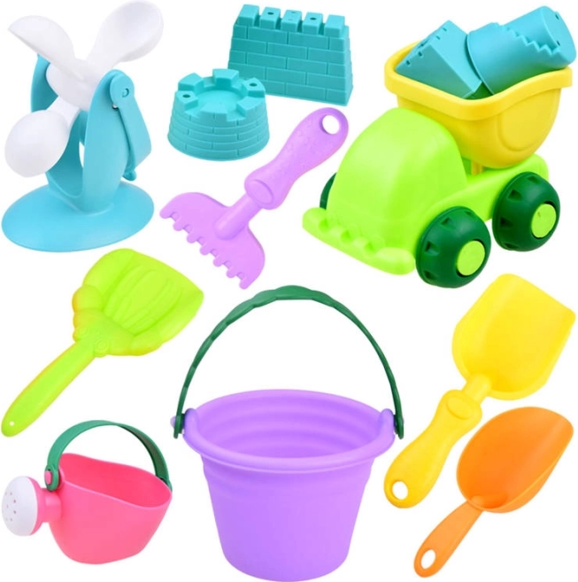 Set mit Sandspielzeug mit buntem Eimer und Auto