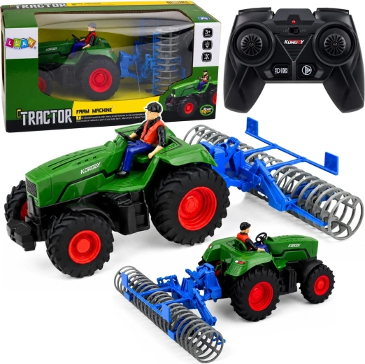 Grüner RC-Traktor mit Feldwalze und Bauernfigur 1:24