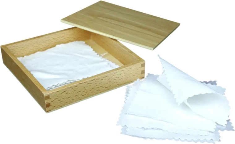 Moyo Montessori-Box mit Stoffen
