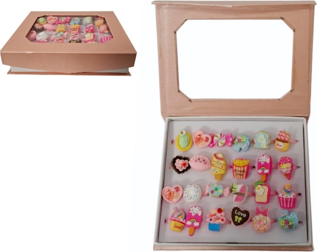 Set aus Kinder-Ringen mit bunten Süßigkeiten