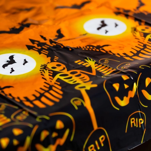 Halloween-Tischdecke mit Aluminiumeffekt 137 × 183 cm – Grabstein