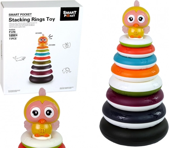 Bunte stapelbare Pyramide mit Ringen und Entchen