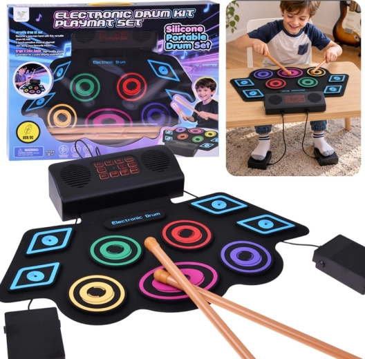 Elektronisches Kinder-Schlagzeug auf einer Matte mit Pedalen