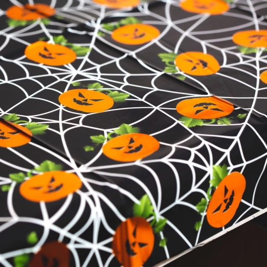 Halloween-Tischdecke mit Aluminiumeffekt 137 × 183 cm – Kürbisse und Spinnennetz