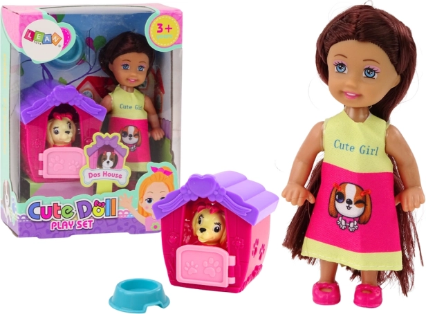 Mini-Puppe mit langen Haaren und buntem Rock mit Hund und Hütte