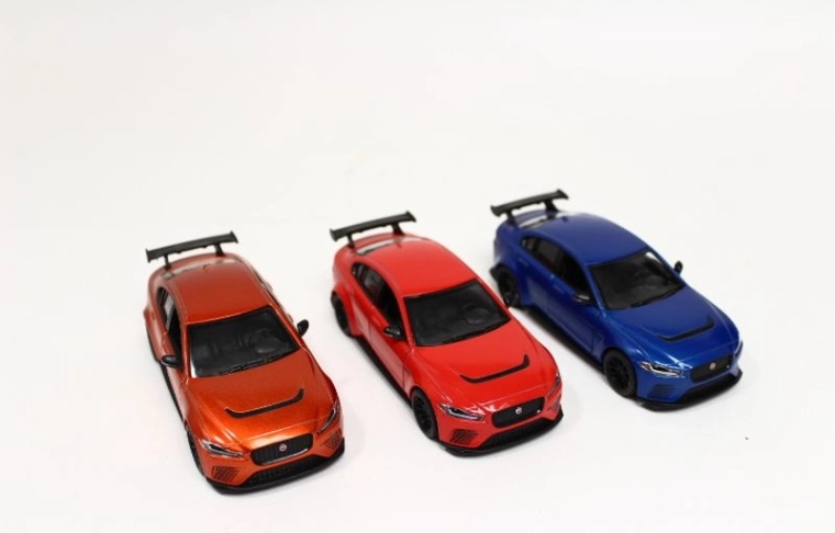 Automodell Jaguar XE SV Project 8 mit Projektor, 4x4 – 1 Stück