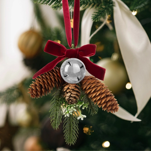 Weihnachtsdekoration für die Tür – Tannenbaum mit Zapfen und silberner Glocke