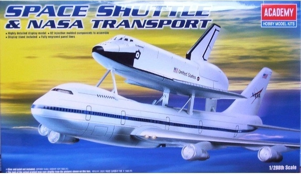 Plastikmodell SPACE SHUTTLE mit Trägerflugzeug BOEING 747 NASA 1:288