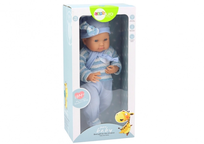 Baby Puppe mit blauem Streifenpullover, Mütze und Schal