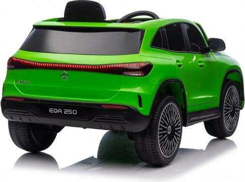 Elektrisches Auto Mercedes Benz EQA 250 grün