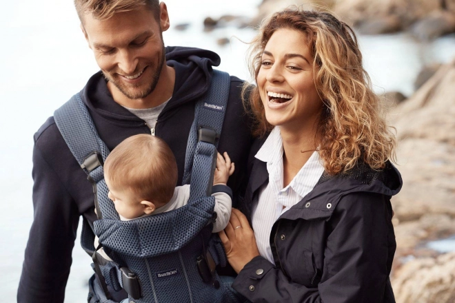 BABYBJÖRN ONE AIR - Babytrage, dunkelblau + Lätzchen für ergonomische Trage One – Blau