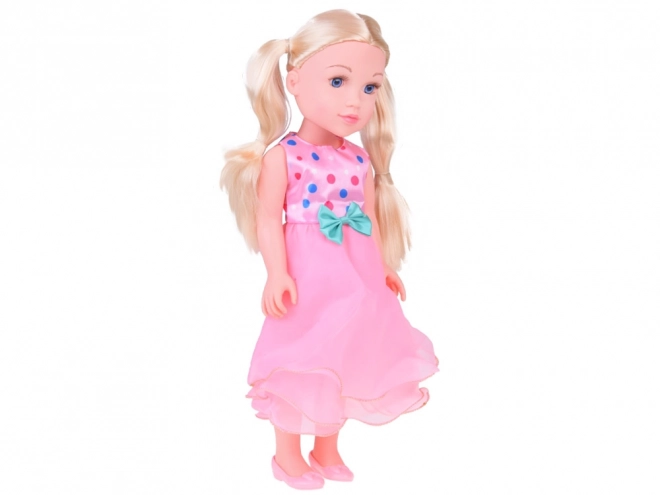 Große Puppe mit eleganter Kleidung und langen Haaren