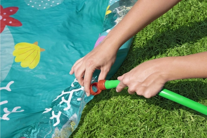 Aufblasbarer Kinderplanschpool mit Wassersprühmatte