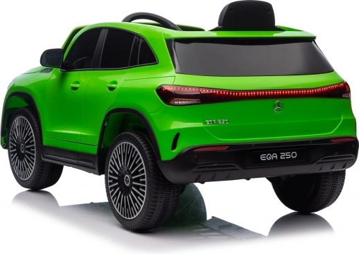 Elektrisches Auto Mercedes Benz EQA 250 grün