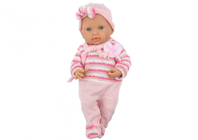 Baby Puppe mit gestreiftem Pullover, Mütze und Schal in Rosa